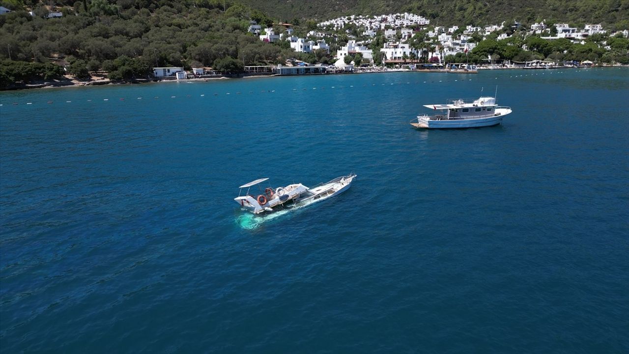 Bodrum'da Su Alan Ahşap Tekne Battı