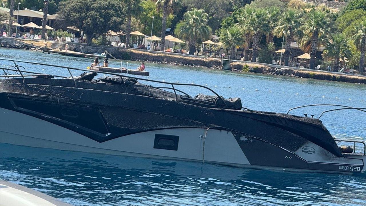 Bodrum'da Tekne Yangını: Kıyı Emniyeti ve Sahil Güvenlik Müdahale Etti