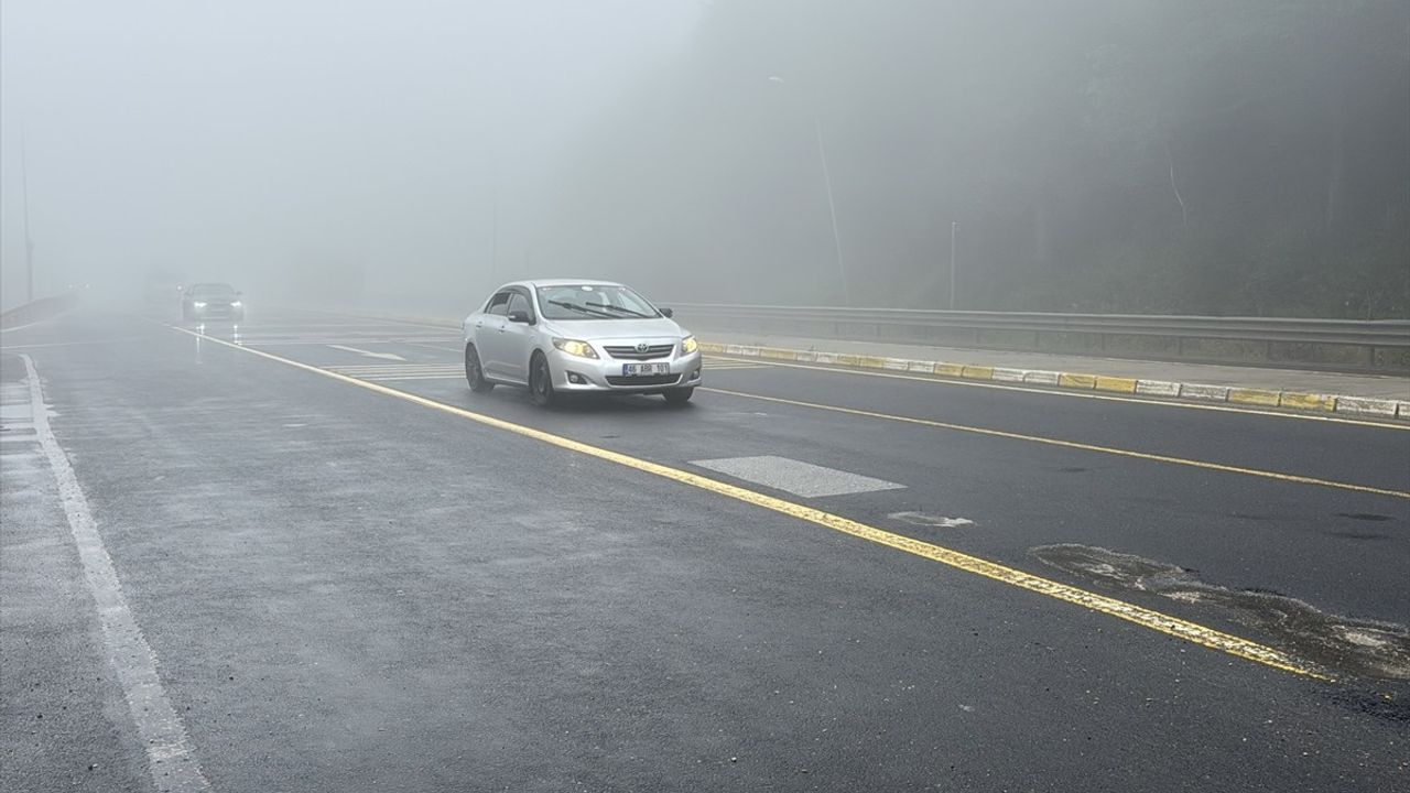Bolu Dağı'nda Sis ve Sağanak Görüş Mesafesini Düşürdü