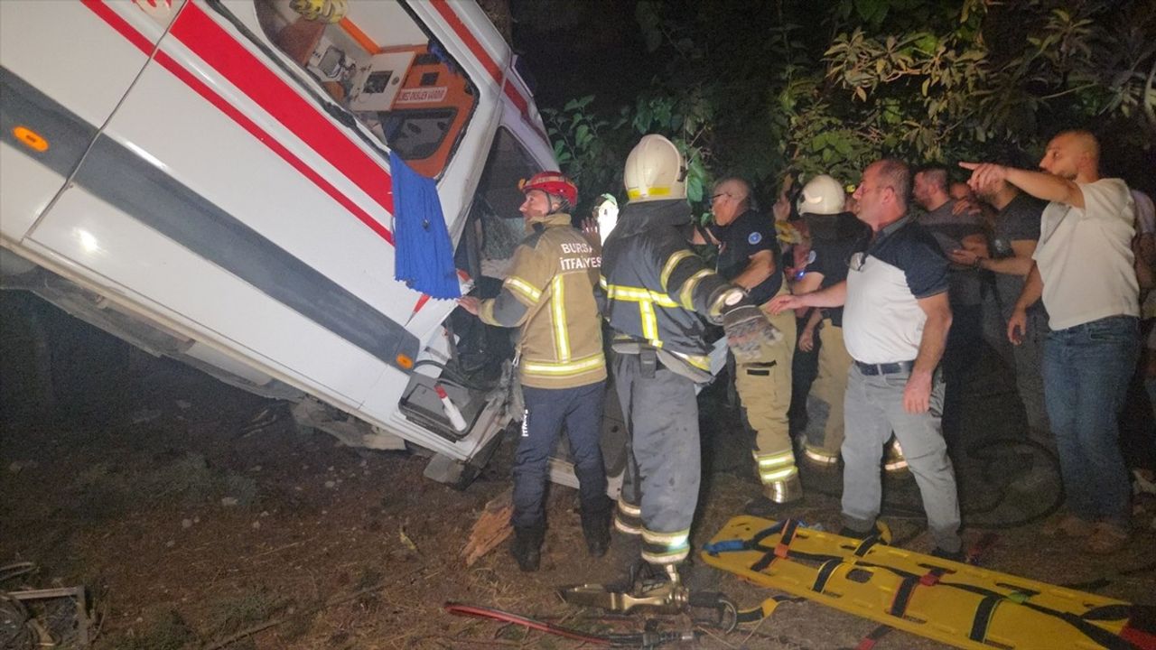 Bursa'da Ambulans ve Kamyonetin Çarpışması: Kazada Hayatını Kaybeden Kadının Cenazesi Defnedildi