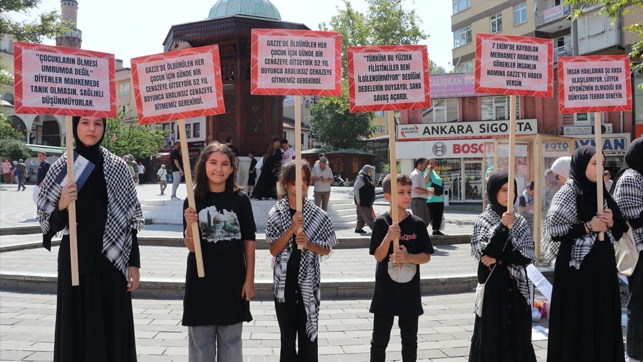 Bursa'da İmam Hatip Öğrencilerinden Gazze İçin Sessiz Tiyatro