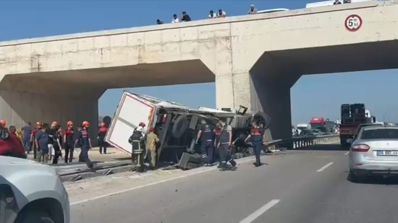 Bursa'da Köprü Ayağına Çarpan Kamyonun Sürücüsü Hayatını Kaybetti