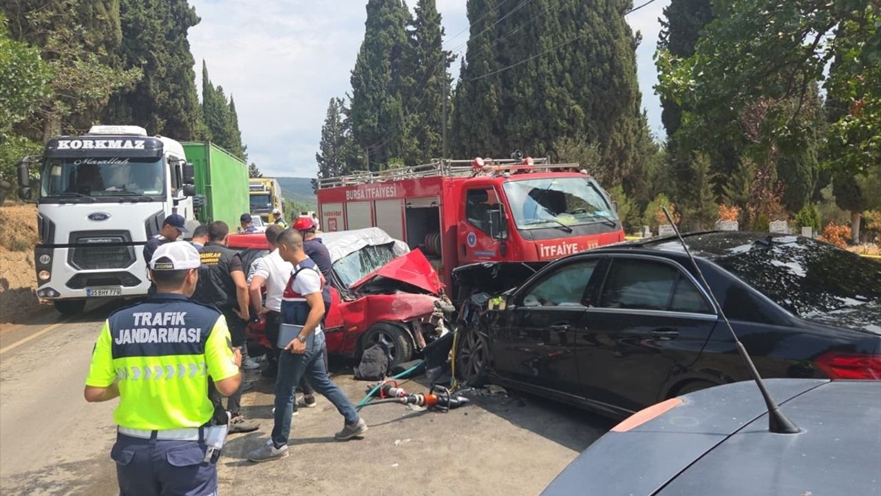 Bursa'da Otomobil Çarpışması: 1 Kişi Hayatını Kaybetti, 7 Yaralı