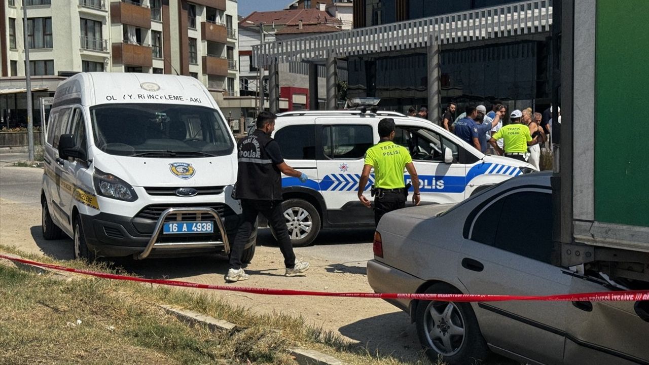 Bursa'da Trafik Kazası: Park Halindeki Tıra Çarpan Sürücü Hayatını Kaybetti