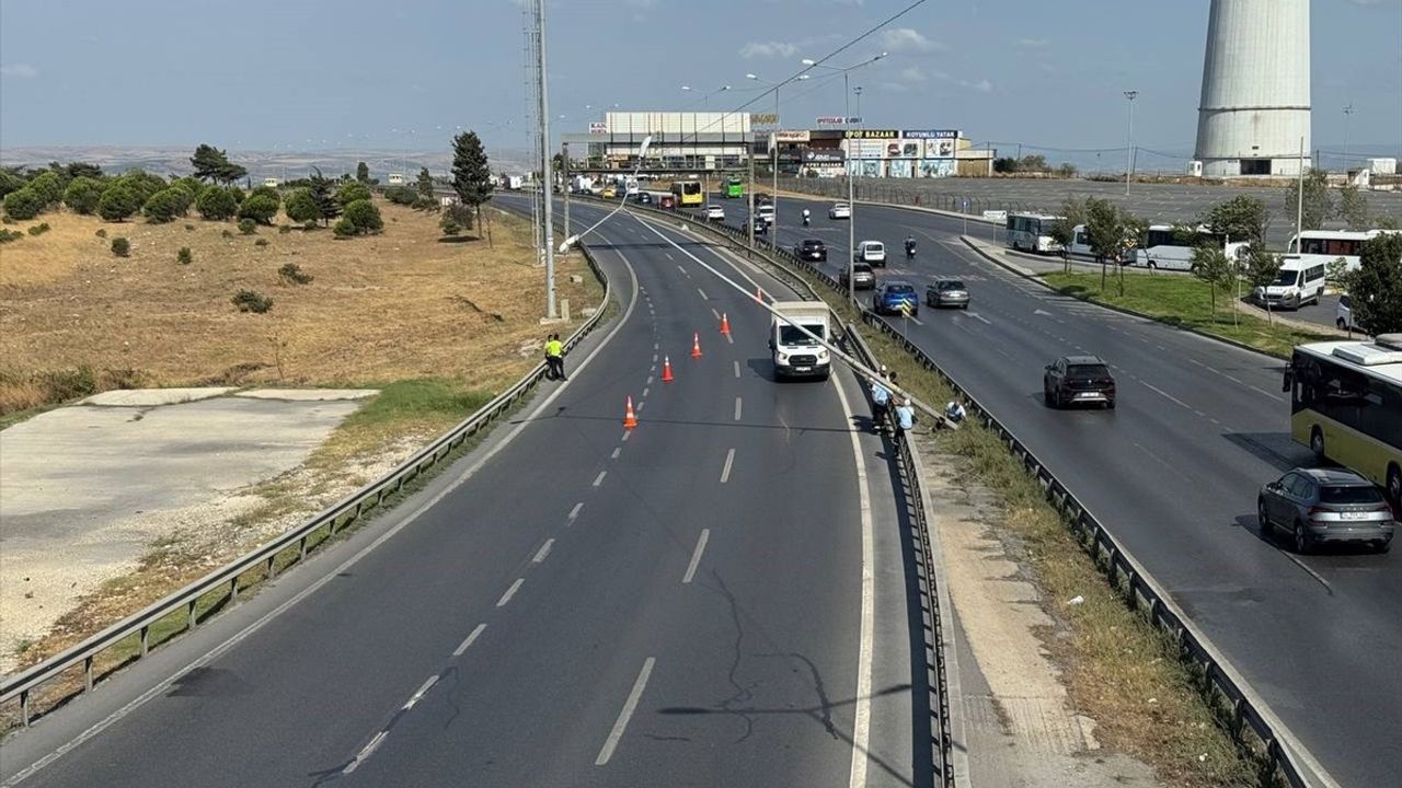 Büyükçekmece'de Fırtına Aydınlatma Direğini Yan Yattı