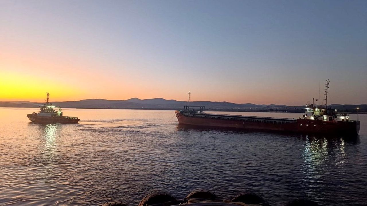 Çanakkale Boğazı'nda Makine Arızası Geçiren Kargo Gemisi Kurtarıldı