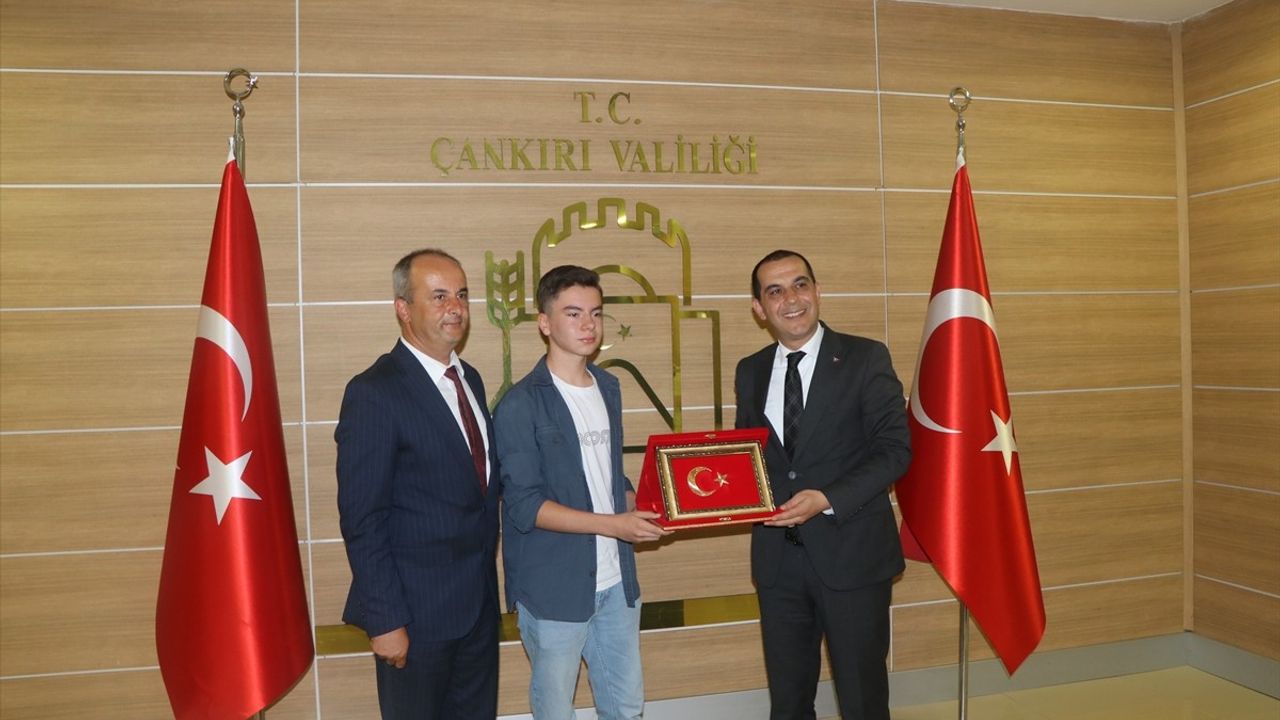 Çankırı'da Ters Dönen Bayrakları Düzelten Genç, Vali Tarafından Ödüllendirildi