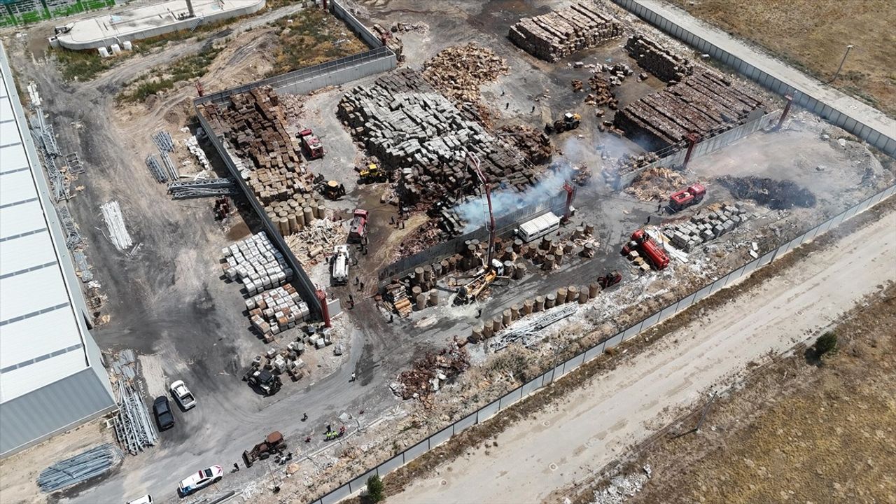 Çankırı'daki Kağıt Fabrikasında Yangın Çıktı