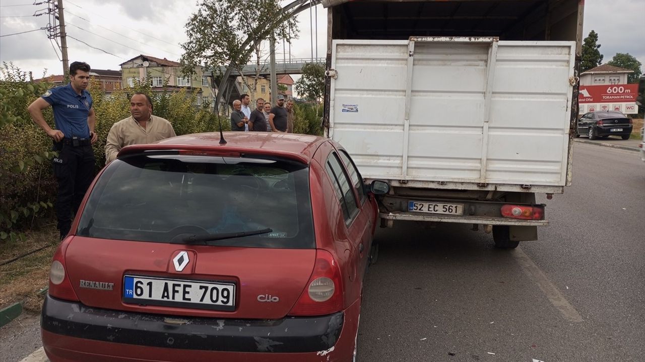 Çarşamba'da Otomobil ve Kamyonet Çarpıştı: 2 Yaralı