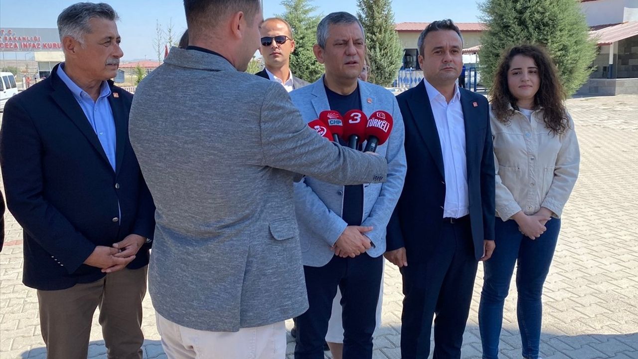 CHP Lideri Özgür Özel, Tutuklu Genel Müdürü Ziyaret Etti
