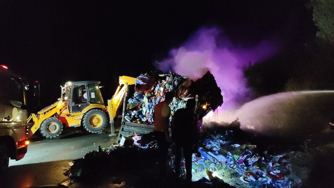 Çorum'da Atık Platik Yüklü Tırda Yangın