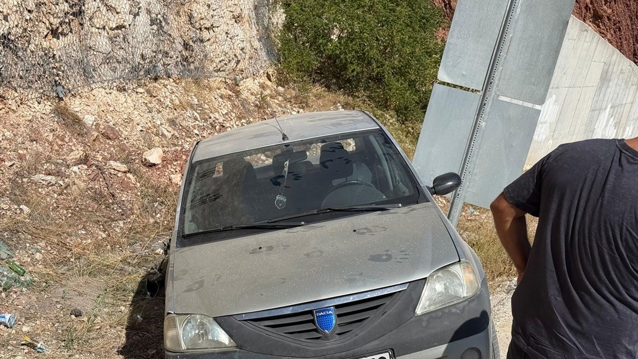 Çorum'da Devrilen Otomobilde 4 Yaralı