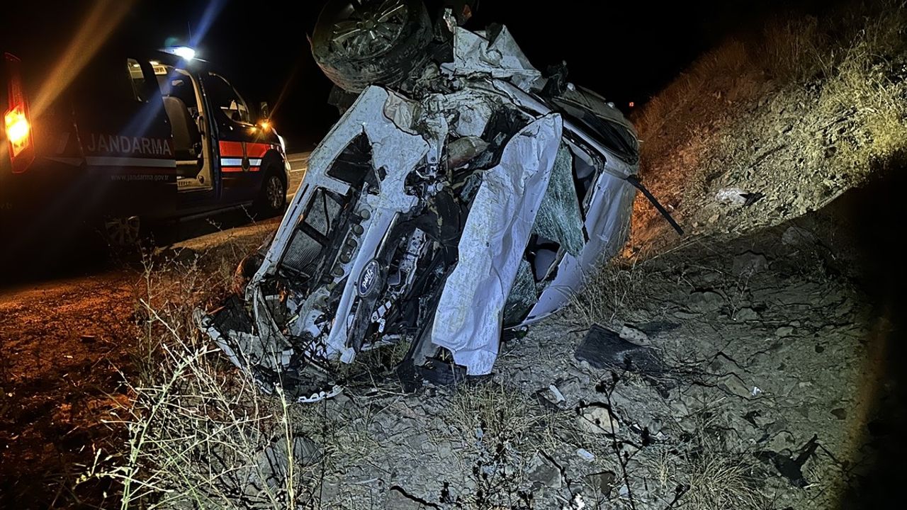 Çorum'da Otomobil Devrildi, 5 Kişi Yaralandı