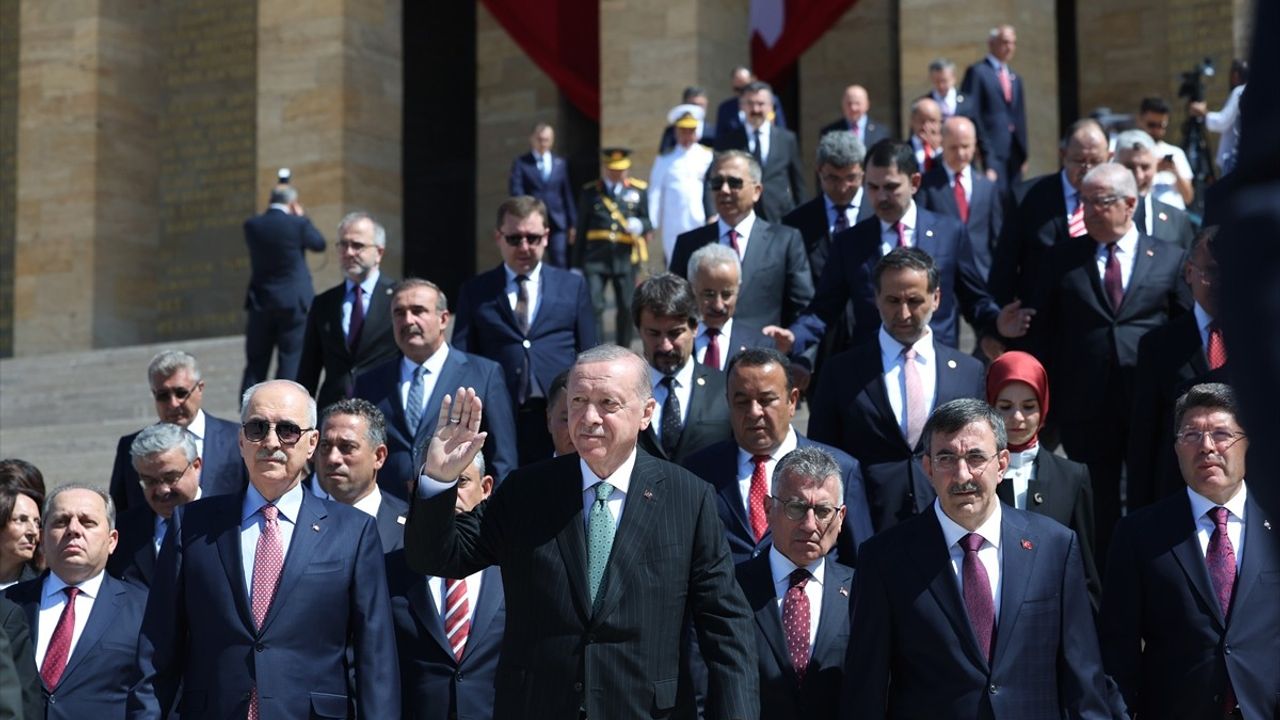 Cumhurbaşkanı Erdoğan Anıtkabir'i Ziyaret Etti