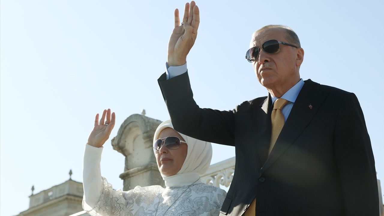 Cumhurbaşkanı Erdoğan, TEKNOFEST Mavi Vatan Töreninde Gemi Geçişlerini Selamladı