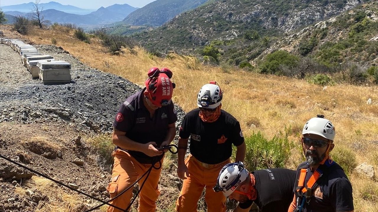 Datça'da Kuyuya Düşen Köpek Başarıyla Kurtarıldı