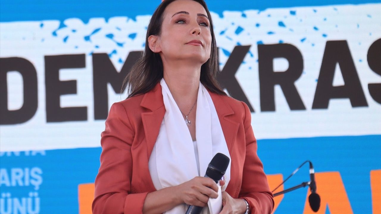 DEM Parti Eş Genel Başkanı Tülay Hatimoğulları, Dünya Barış Günü Mitingi'nde Konuştu