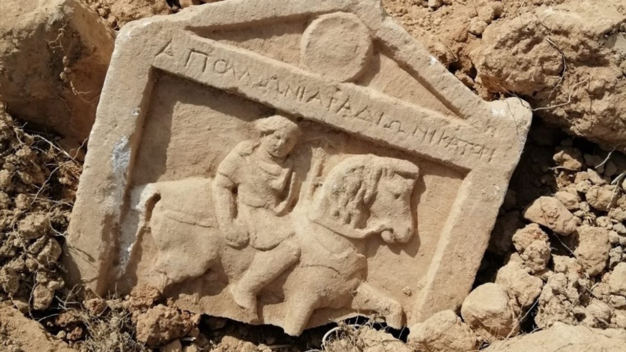 Denizli'de Roma Dönemine Ait Mezar Taşı Bulundu