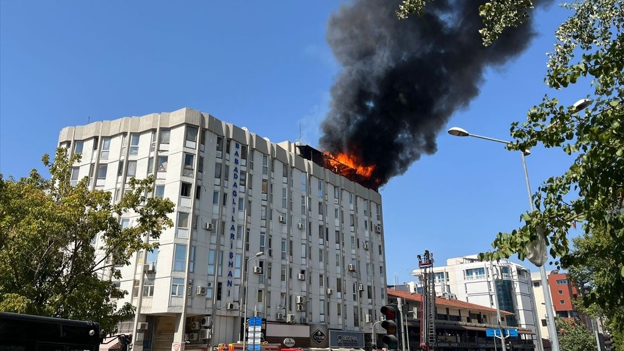 Denizli'de Tekstil Çarşısında Yangın: 2 Yaralı