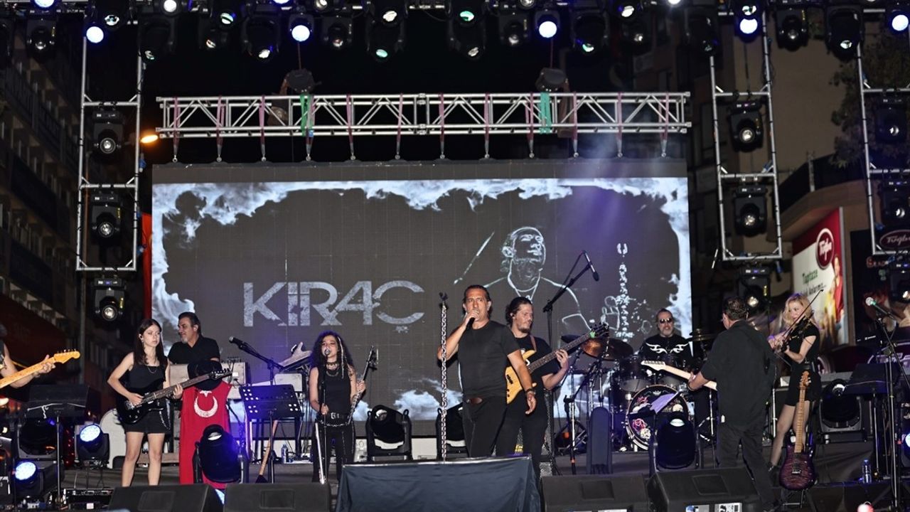 Denizli'deki 30 Ağustos Kutlamasında Kıraç Konser Verdi