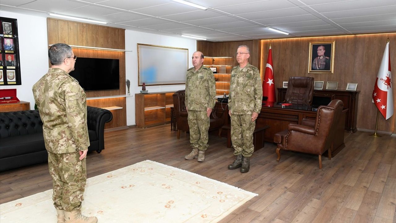 Devir Teslim Törenleri: 2 ve 3'üncü Ordu Komutanlıklarında Görev Değişimi