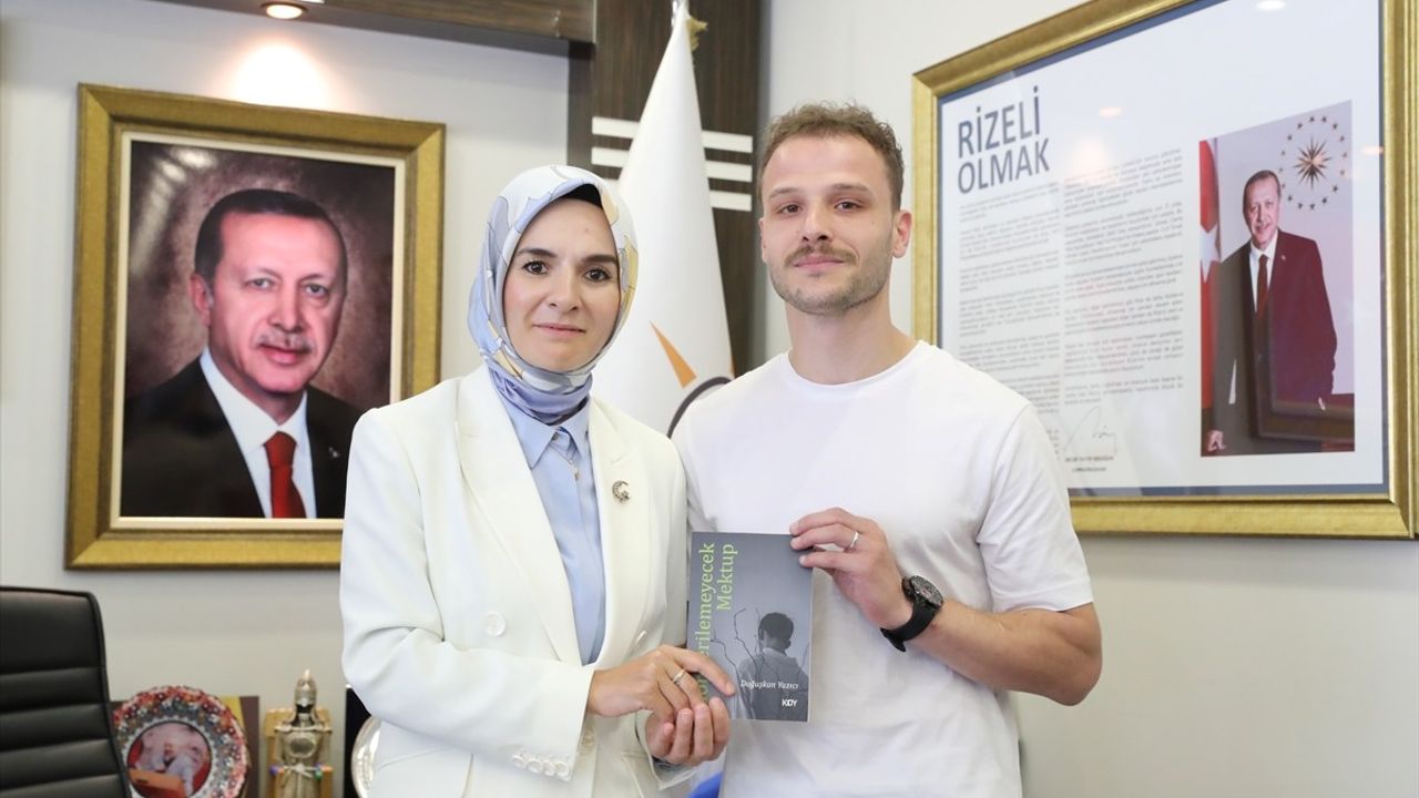 Devlet Korumasındaki Genç Yazar Doğuşkan Yazıcı'nın Kitap Hediye Etmesi