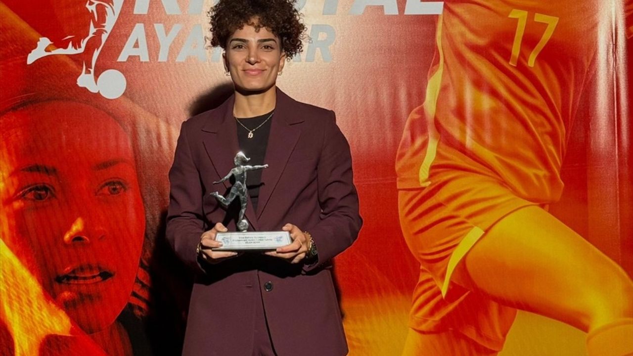 Dilan Bora'ya Ödül Kutlaması