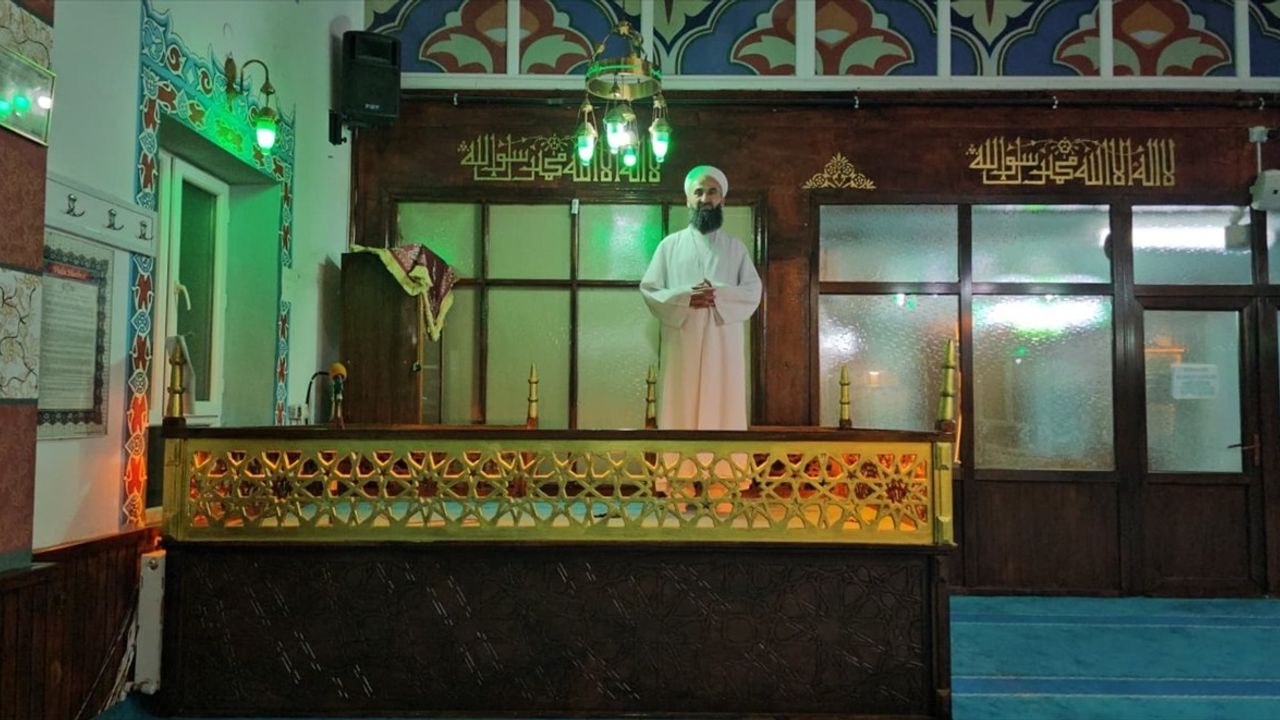 Din Görevlisi, Düşen Çocuğu Havadayken Yakalamayı Başardı