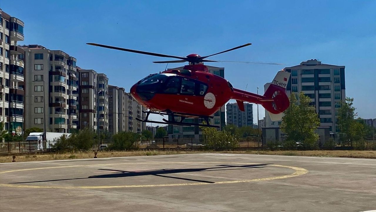 Diyarbakır'da Ambulans Helikopter Uyluk Kemiği Kırılan Hastayı Kurtardı