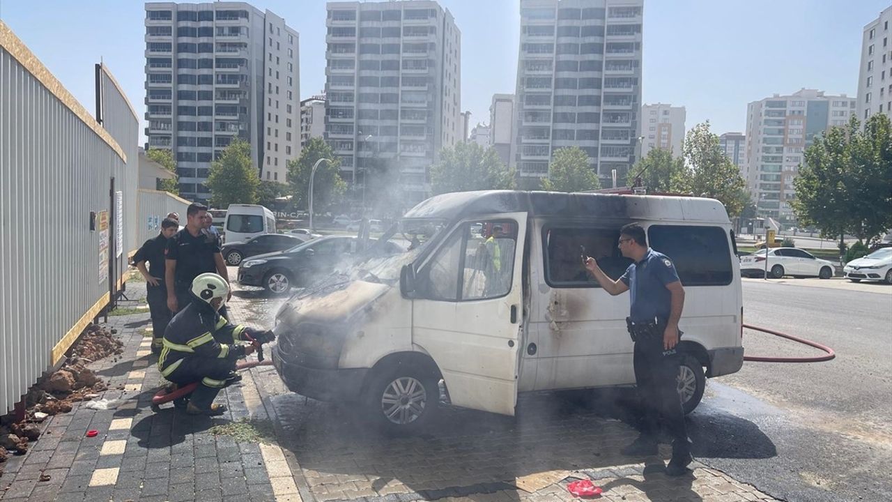 Diyarbakır'da Park Halindeki Minibüs Yangını