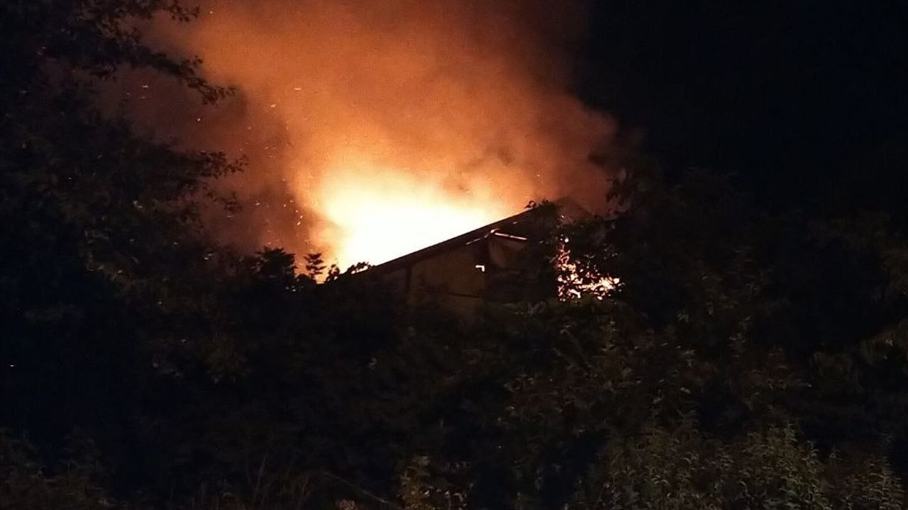 Düzce'de Çatı Katında Yangın