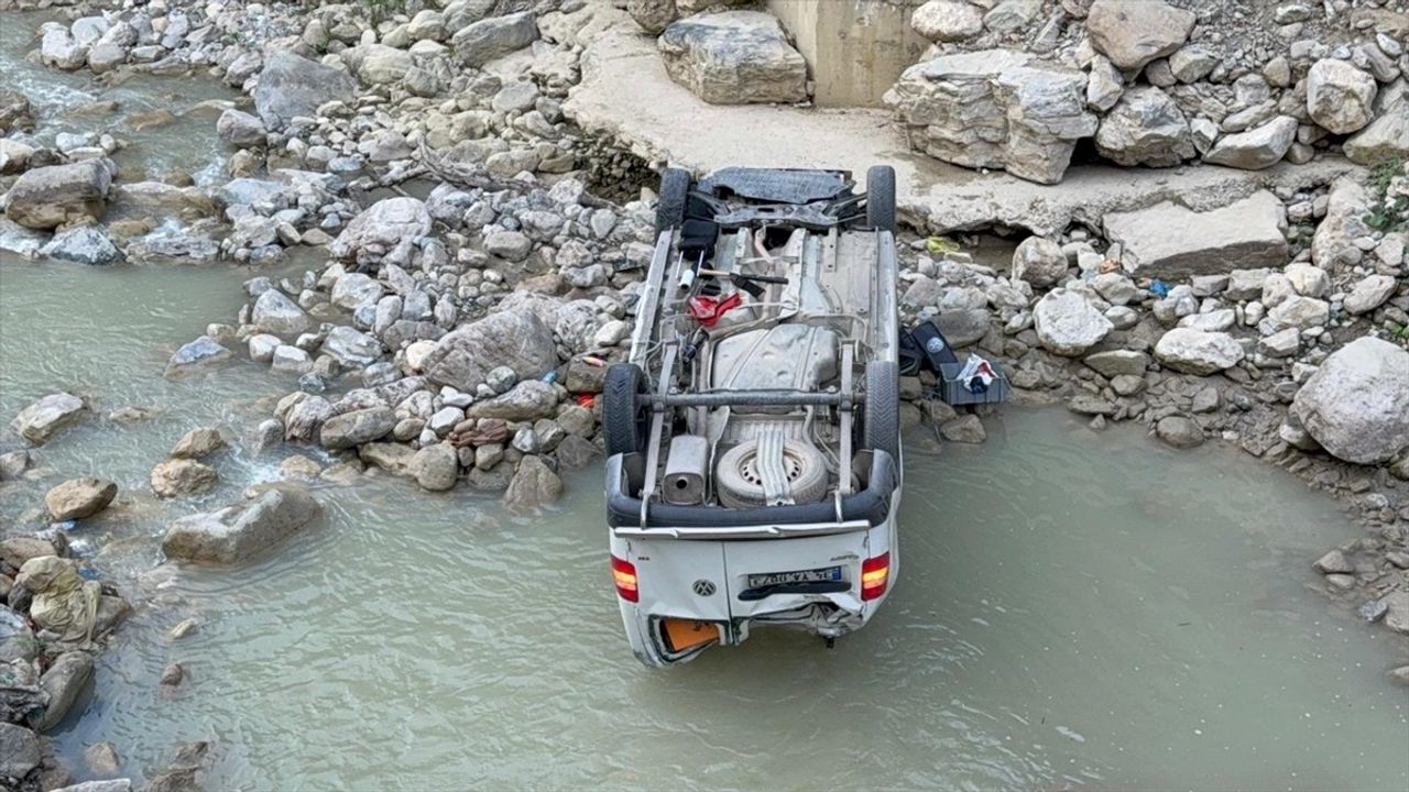 Düzce'de Dereye Devrilen Araçta 5 Kişi Yaralandı