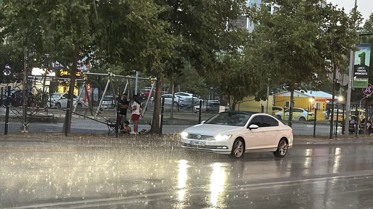 Edirne'de Ani Sağanak Yağış Hayatı Olumsuz Etkiledi