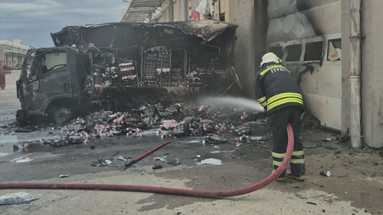 Edirne'de Yangın: 2 Kamyon Kullanılamaz Hale Geldi