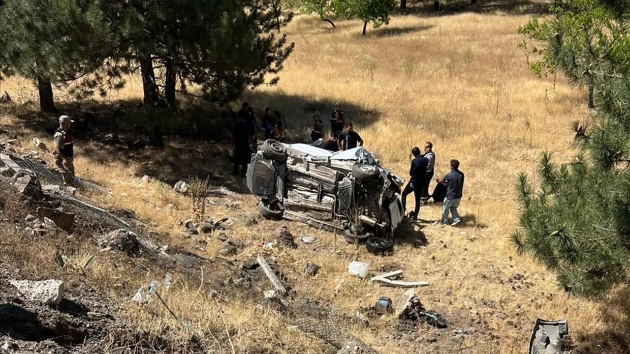 Elazığ'da Hafif Ticari Araç Devrildi: 3 Yaralı