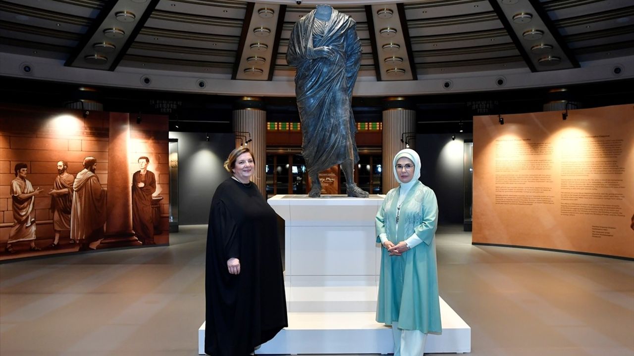 Emine Erdoğan ve Tamar Bagrationi Millet Kütüphanesi'ni Ziyaret Etti
