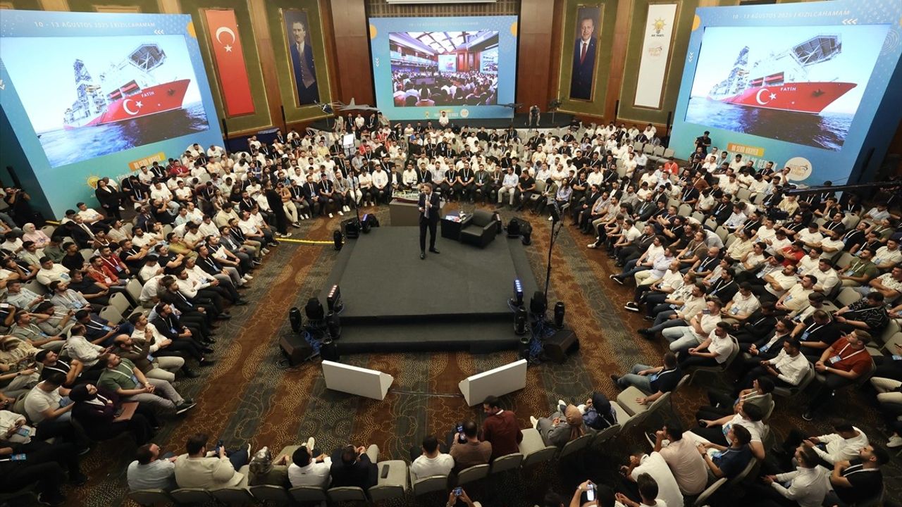 Enerji ve Tabii Kaynaklar Bakanı Bayraktar, Ak Gençlik Toplantısında