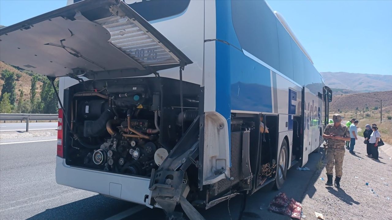 Erzincan'da Yolcu Otobüsü Kaza Yaptı, 5 Yaralı