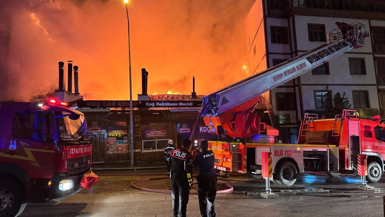 Erzurum'da Restoran Yangını Komşu Binalara Sıçradı