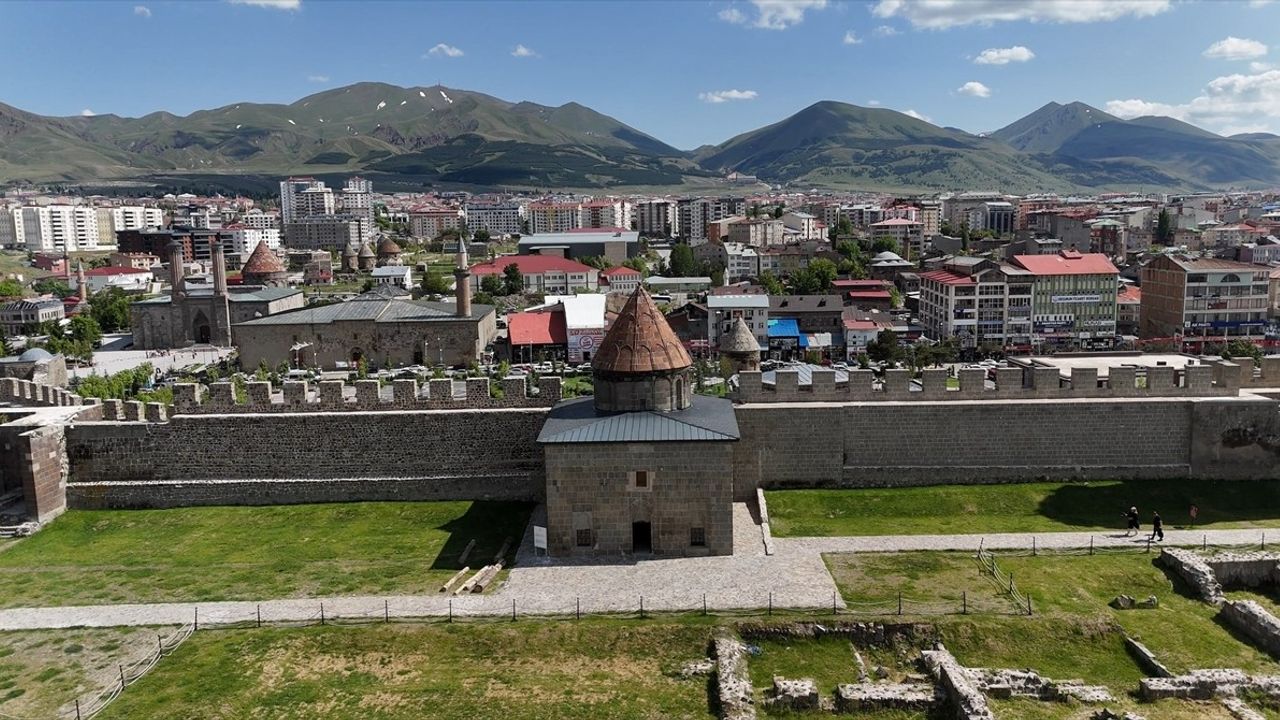 Erzurum'un Tarihi Mescidinde Tekrar Toplu Namaz Kılındı