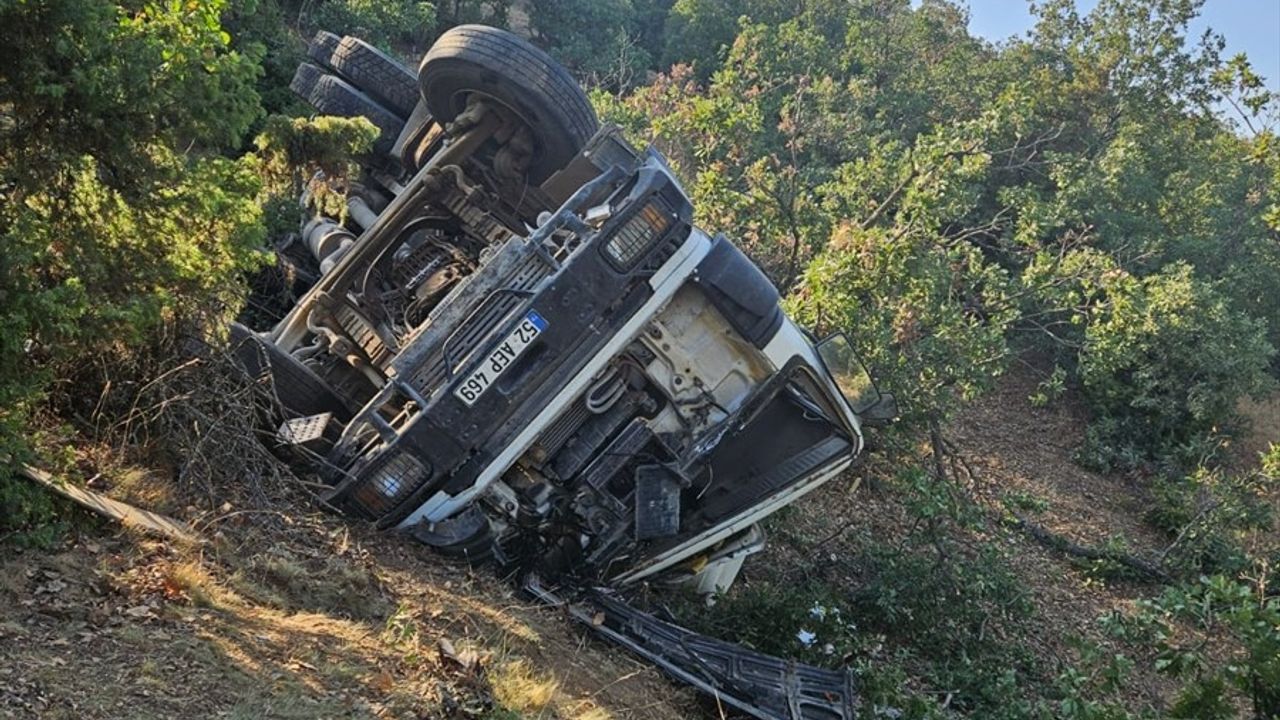 Eskişehir'de Beton Mikseri Devrildi, Sürücü Yaralandı