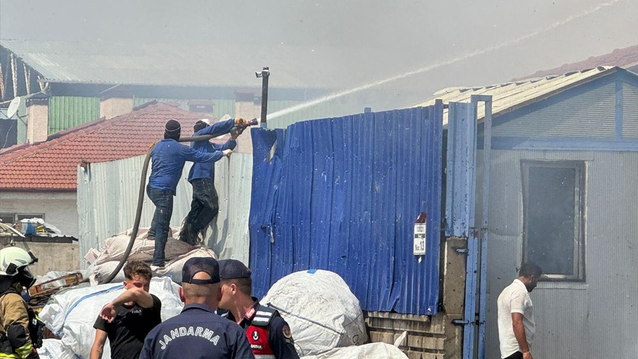 Eskişehir'de Geri Dönüşüm Tesisinde Yangın Çıktı