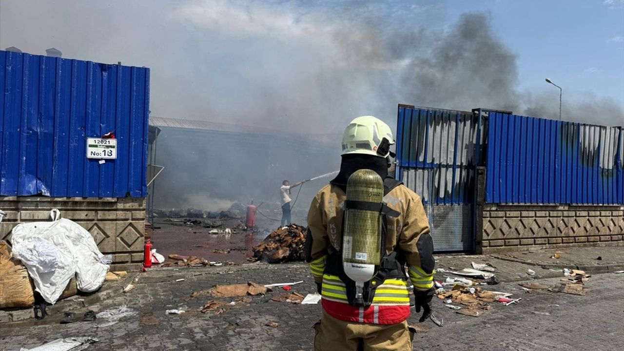 Eskişehir'deki Geri Dönüşüm Tesisindeki Yangın Kontrol Altına Alındı