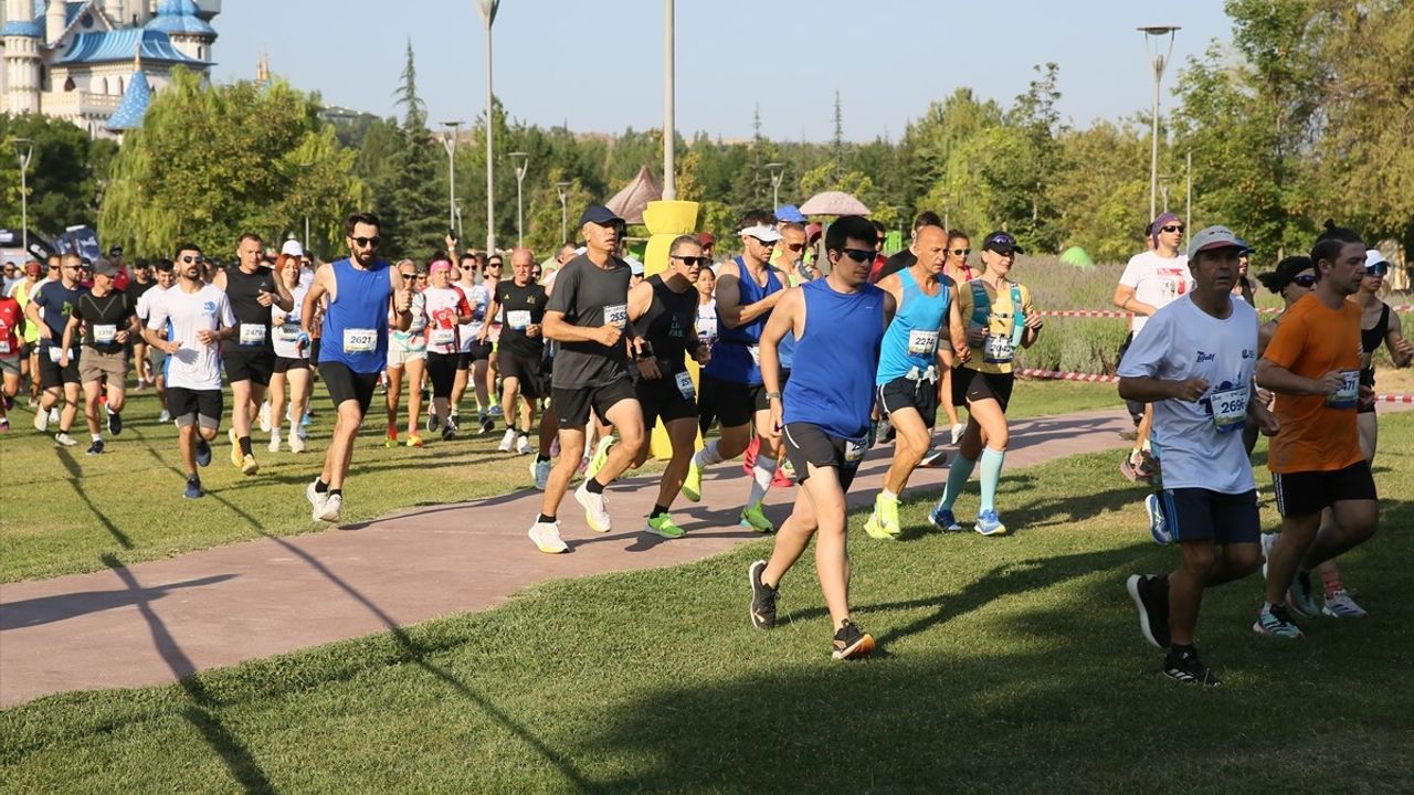ETİ Lifalif 6. Uluslararası Eskişehir Yarı Maratonu ve Spor Festivali Düzenlendi