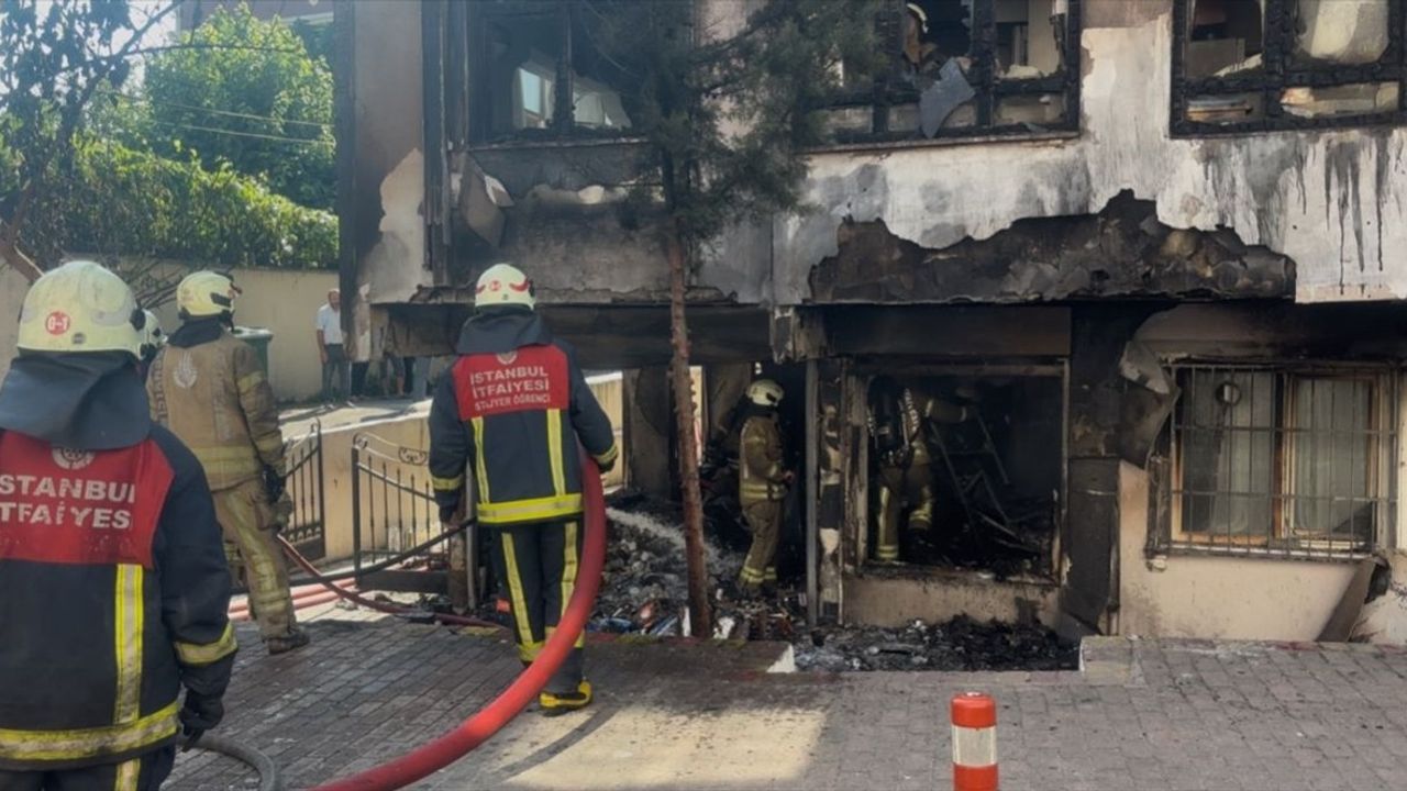 Fatih'te Ecza Deposunda Yangın, Zarar Oluştu