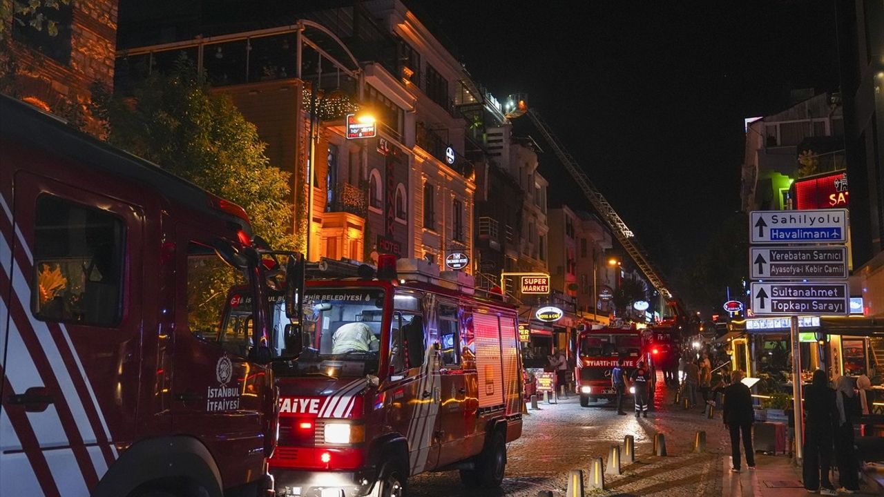 Fatih'te Otel Yangını Kontrol Altına Alındı
