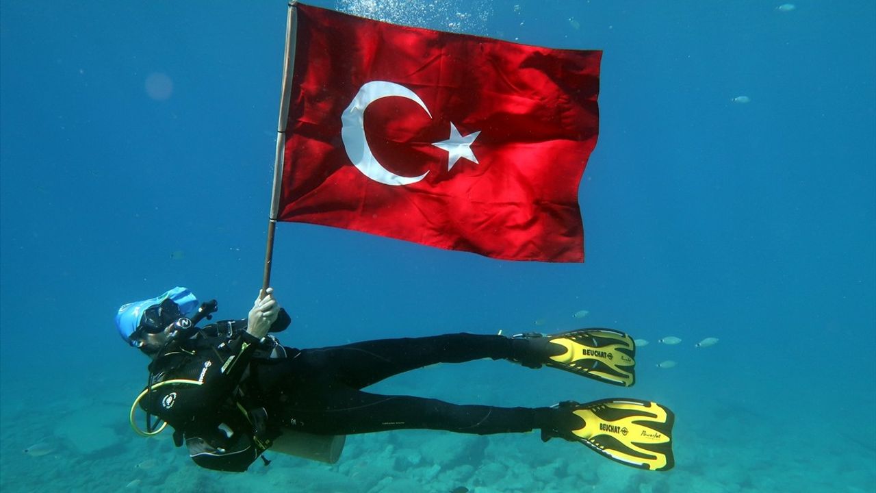 Fethiye'de Zafer Bayramı Coşkusu: Deniz Altında Türk Bayrağı Açıldı