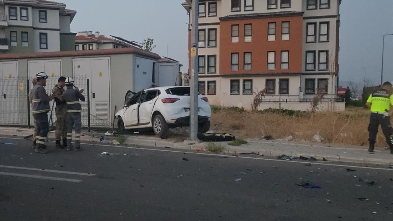 Gaziantep'te Otomobil ve Motosiklet Çarpışması: 1 Ölü, 3 Yaralı