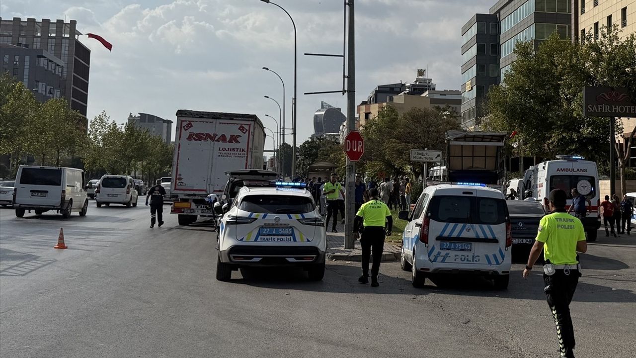 Gaziantep'te Tır ve Özel Halk Otobüsü Çarpıştı: 3 Yaralı