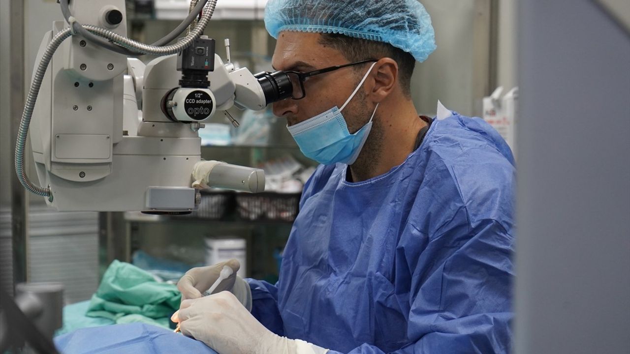 Gazze'deki Doktorlar Açlıkla Mücadele Ederken Hayat Kurtarıyor